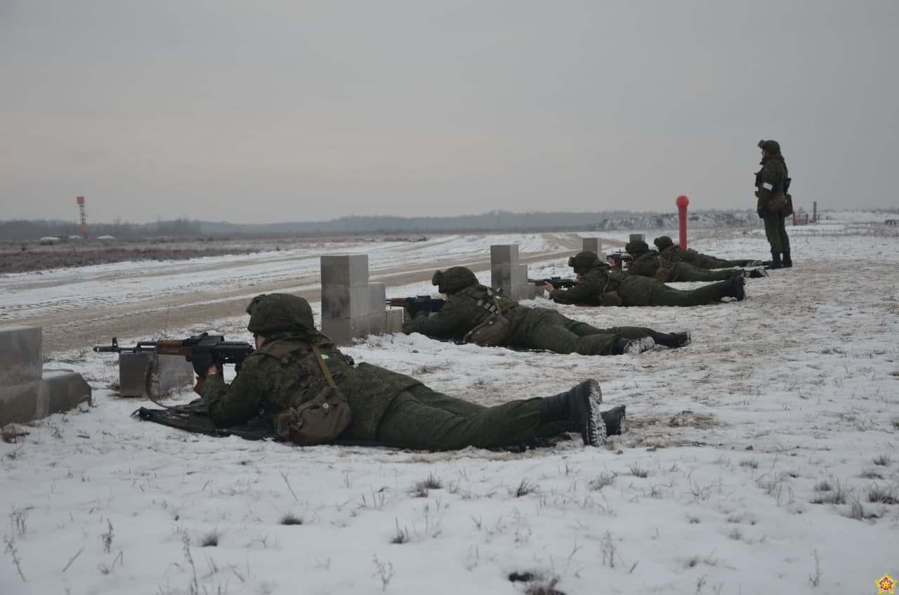 It Seems That There Is a Shortage of Winter Uniforms In Belarus: the Special Operation Forces Are Dressed In Felt Boots And Peacoats of the Chechen War (Photo), Defense Express, war in Ukraine, Russian-Ukrainian war