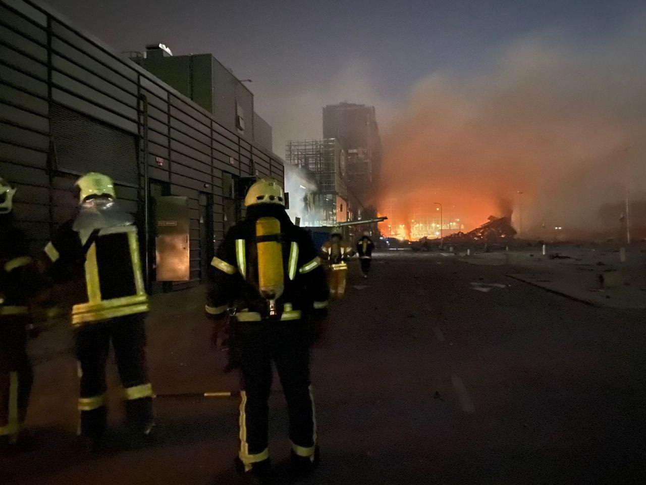 Defense Express / Several explosions took place in Kyiv. A shopping mall and a few residential buildings were damaged, caught fire / Day 25th of Ukraine's Defense Against Russian Invasion (Live Updates)