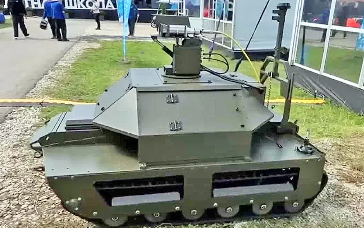 The Posokh system Defense Express russia Shows Off Its Ignis Laser on the Kurier Robot