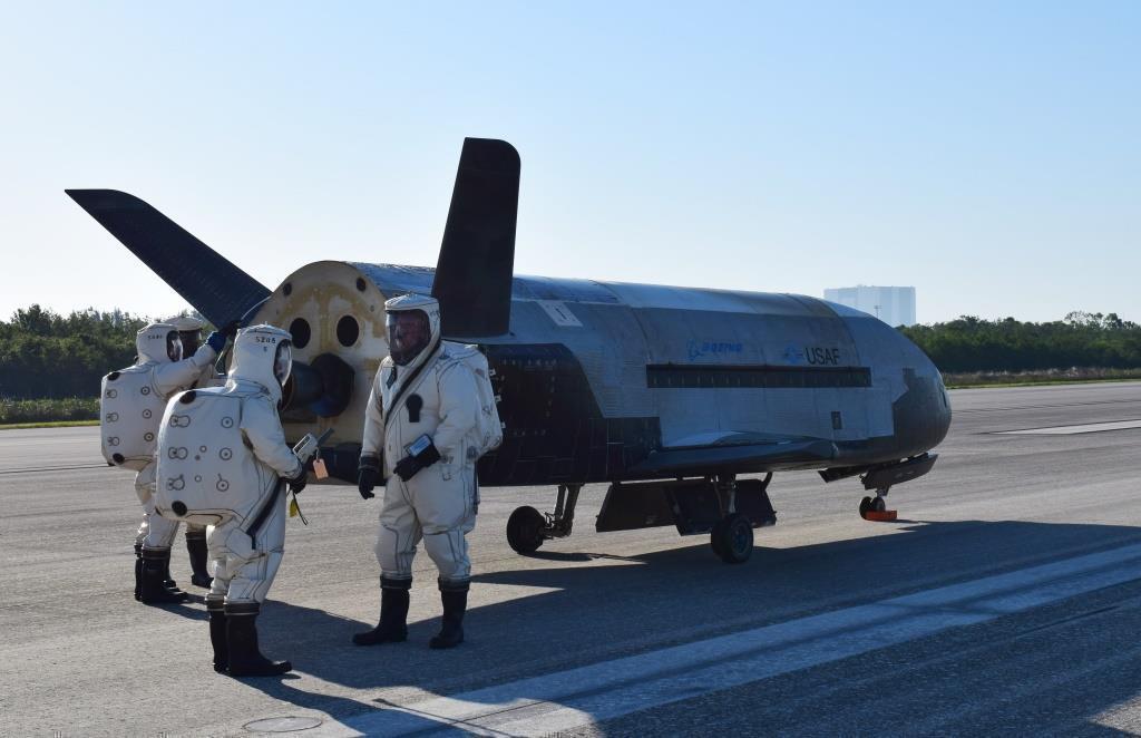 X-37B maintenance team works with the spacecraft / Defense Express / Photo From a Top-Secret X-37B Spacecraft Published For The First Time in 15 Years