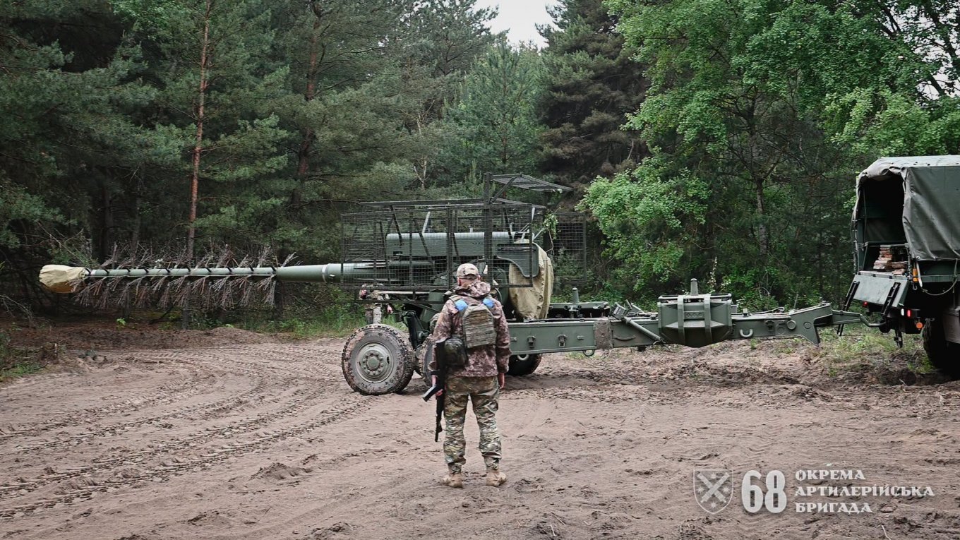 Ukrainian Bohdana-B Towed Howitzer Receives Extra Drone Protection to Cover Vulnerable Section, Defense Express
