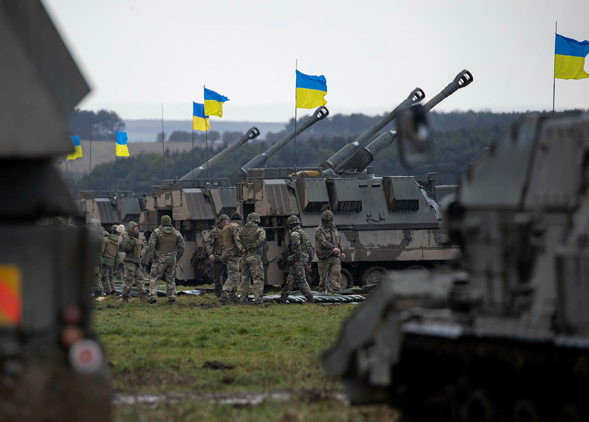 Ukrainian artillery crews train at operating AS90 self-propelled guns in the UK / Defense Express / British Soldiers Have Problems Accessing Training Grounds Reserved For Ukrainians