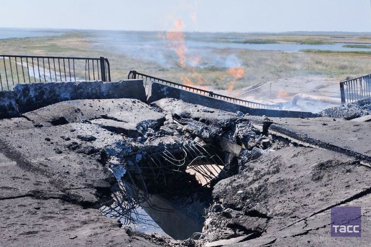 The damaged bridge near Henichesk, the fire could have started due to damage to the gas pipeline, Ukraine’s Forces Cut Russian Army’s GLOC on South Direction, Two Bridges Destroyed on Sunday, Defense Express