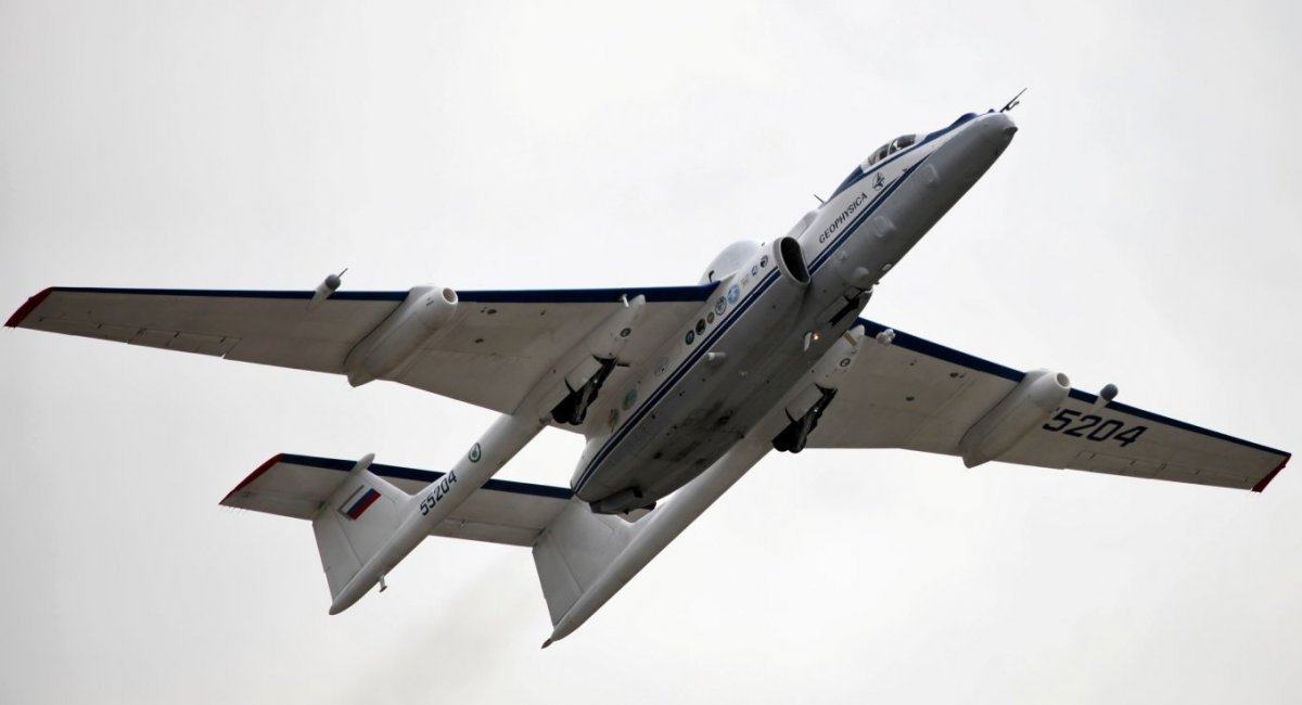 Russia is likely considering bringing the Soviet-era M-55 high altitude reconnaissance aircraft back into service Defense Express Defense Express’ Weekly Review: Ukraine Unveils Mammoth Kamikaze Drone, russia Considers Reviving M-55 Plane, Defense Intelligence Exposes russia’s Aviation Woes
