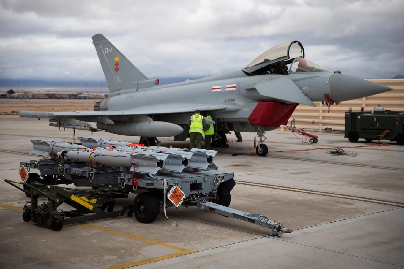 Paveway IV next to a Eurofighter Typhoon / Defense Express / About Paveway IV Bombs Britain is Allegedly Planning to Supply Ukraine