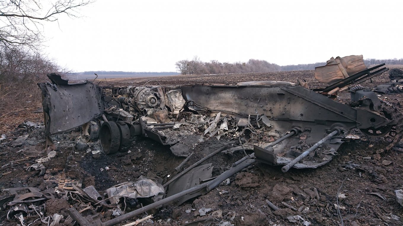 This is what’s left of a Russian Army tank after NLAW attack, Javelin vs NLAW, Defense Express