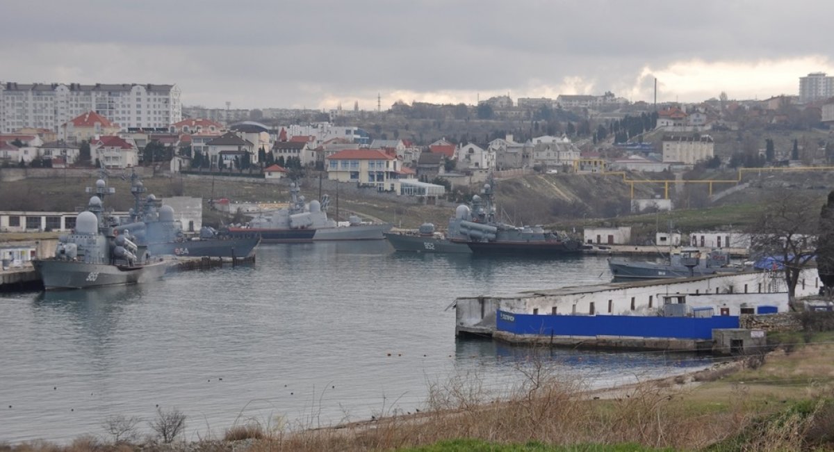 The russian military ships in the Quarantine Bay in temporary occupied Sevastopol, Crimea Defense Express 643 Days of russia-Ukraine War – russian Casualties In Ukraine