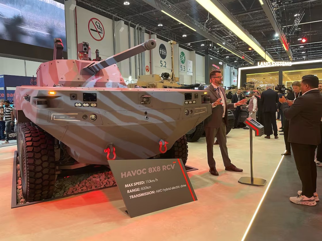 Havoc 8x8 RCV at the IDEX exhibition on February 17, 2025 / Defense Express / War of Drones: Estonia Unveils Havoc 8x8 RCV Unmanned Combat Vehicle With Anti-UAV Missiles Developed for Ukraine