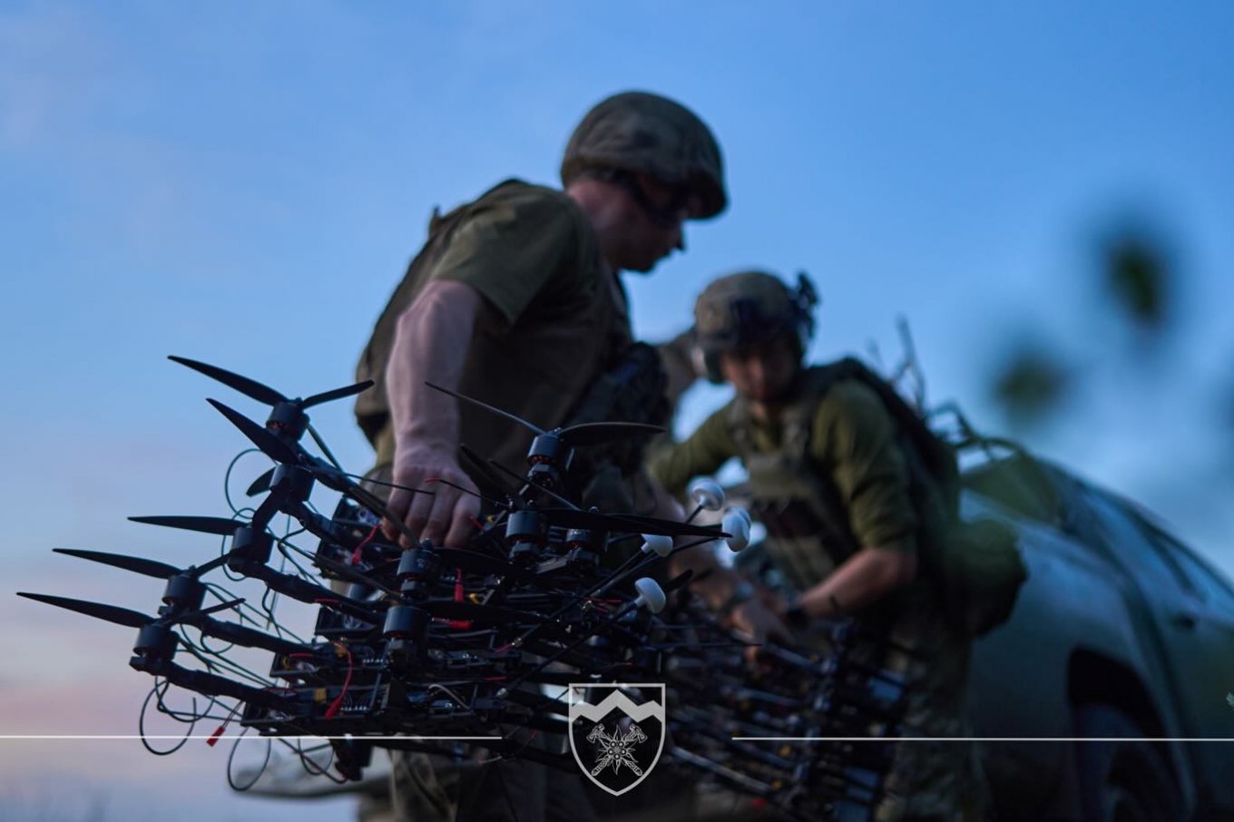 Illustrative photo: Ukrainian troops carry stacks of FPV drones adapted for warfare / Defense Express / Lessons U.S. Congress Learned From Ukraine to Prepare For Potential War With China and russia