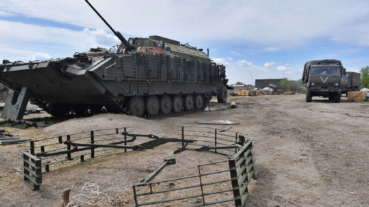 Ukraine’s Military Captured russia’s BMP-2 Equipped With Modern Additional Protection Kit, Defense Express, war in Ukraine, Russian-Ukrainian war