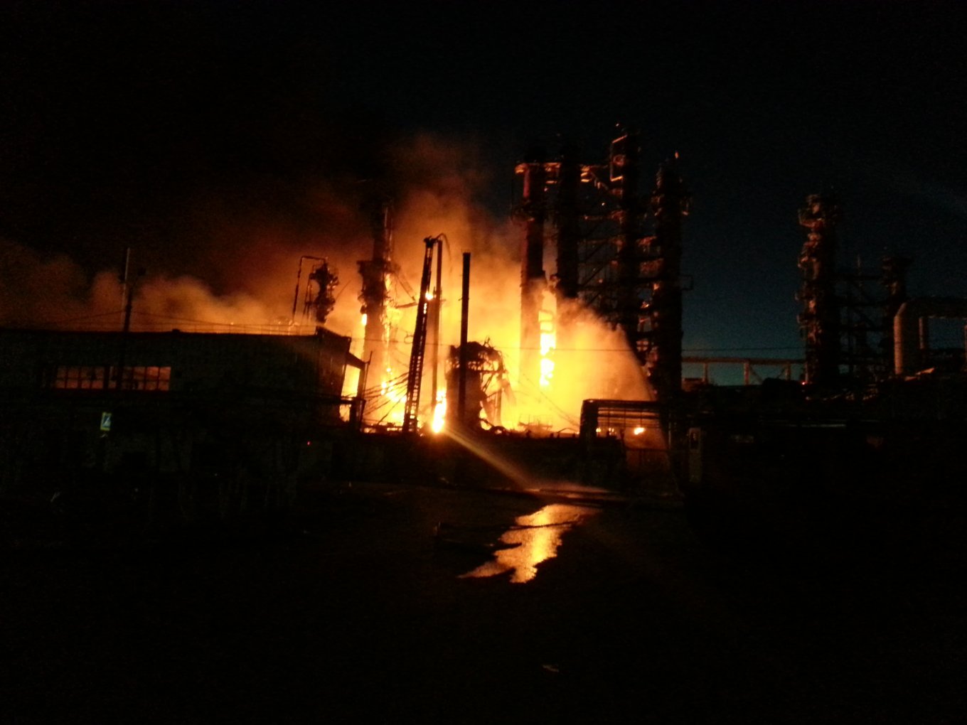 How Much russia is Losing Due to Ukrainian Strikes on Oil Refineries, A fire at the Achinsk refinery in 2014, Defense Express