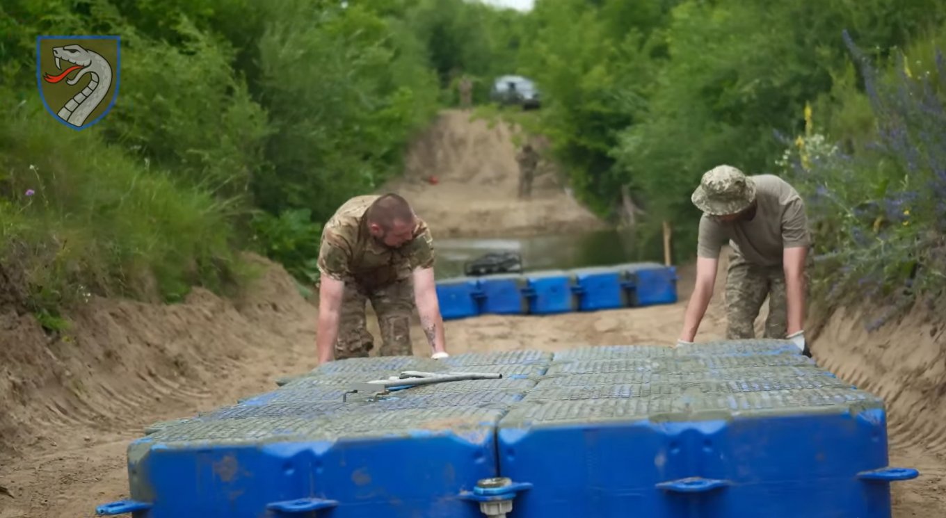 Ukrainian engineers assemble a modular plastic pontoon, July 2025, Ukraine