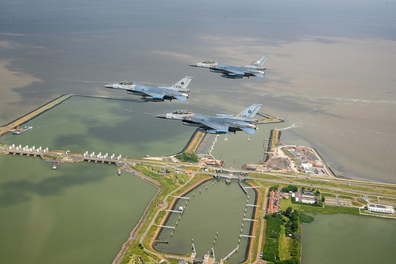 F-16 of the Netherlands Air Force, How Many F-16s Can Ukraine Count On and Why F-35 Production Plays a Decisive Role in Process of Transferring the Aircraft, Defense Express