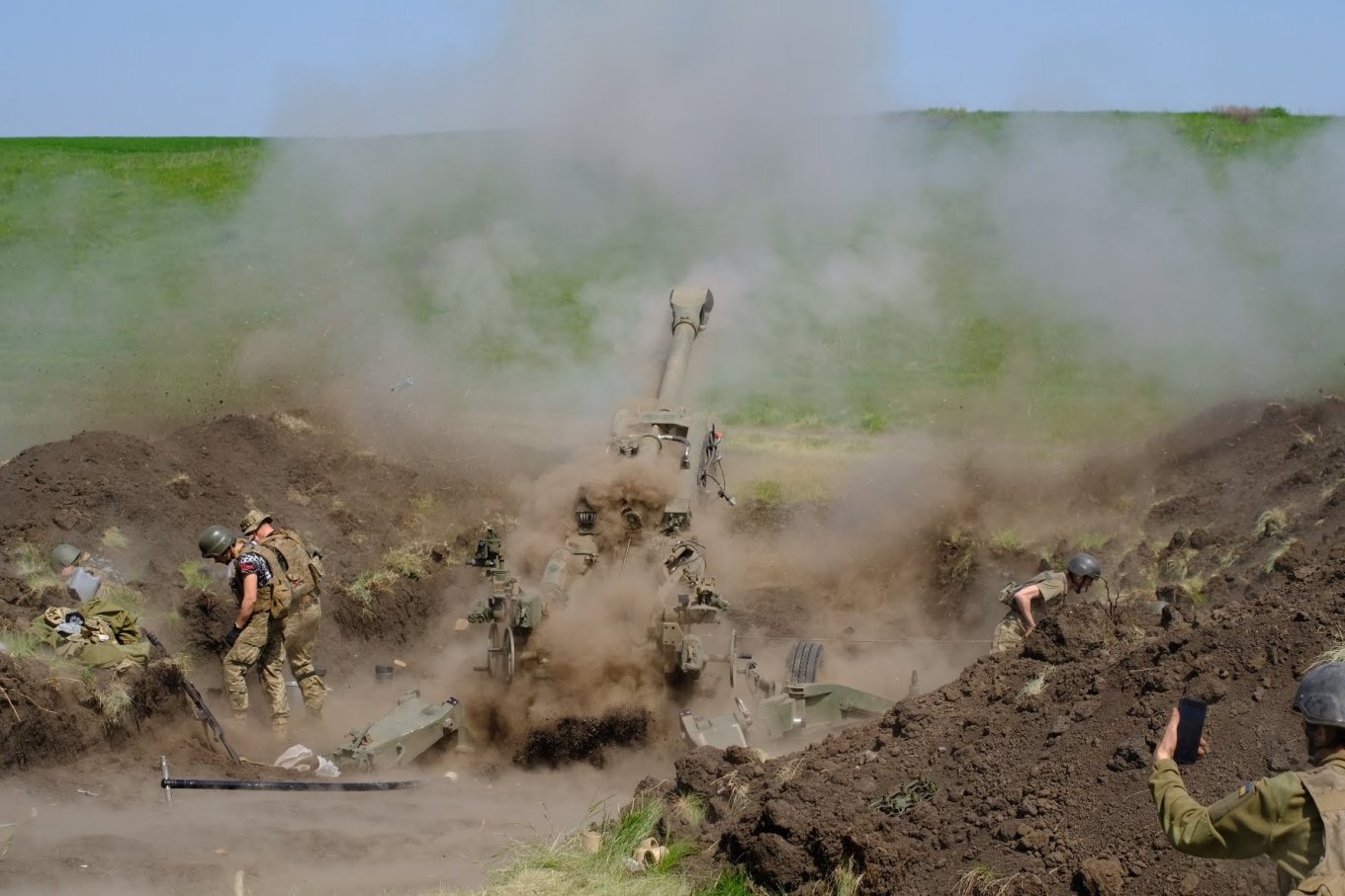 Ukrainian artillerymen make a fire from american M777 howitzers