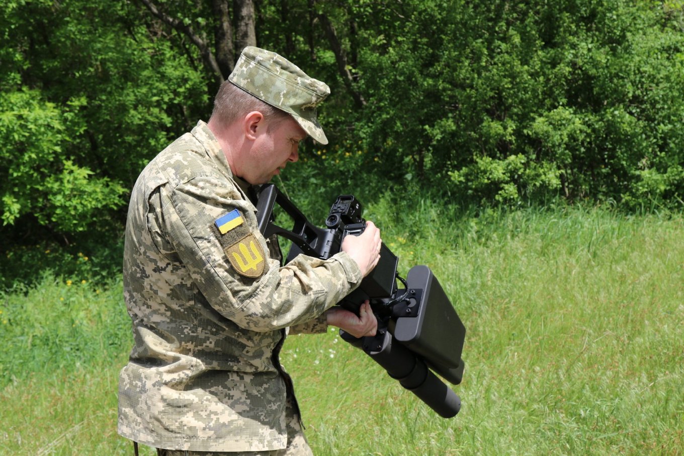 This equipment that the Ukrainian soldiers holds in his hands during a training looks like the ЕDМ4S-UА anti-drone jamming gun / Ukraine’s General Staff Operational Report: Ukrainian Forces Liberate a Village