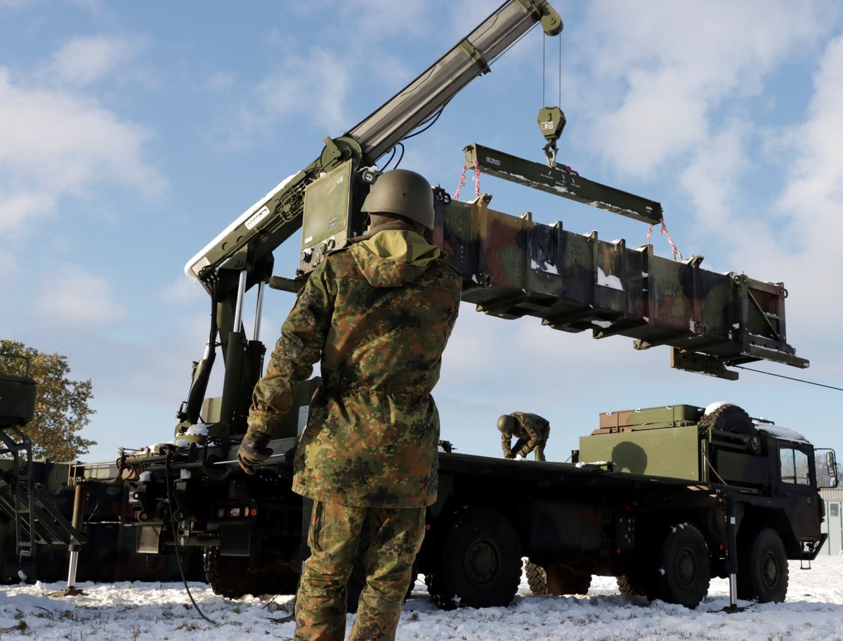 Illustrative photo: a Ukrainian crew member reloading a Patriot launcher during a training exercise in Germany / Defense Express / NYT: U.S. Approved Re-Export of Long-Range Rockets and Patriot missiles to Ukraine