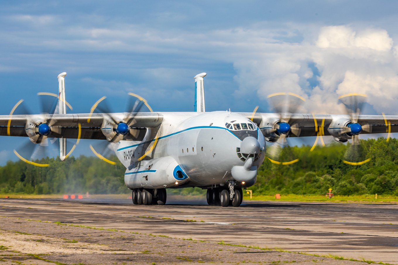 Russians Used Rare An-22 Antey to Deliver Military Cargo to Belarus, Defense Express, war in Ukraine, Russian-Ukrainian war