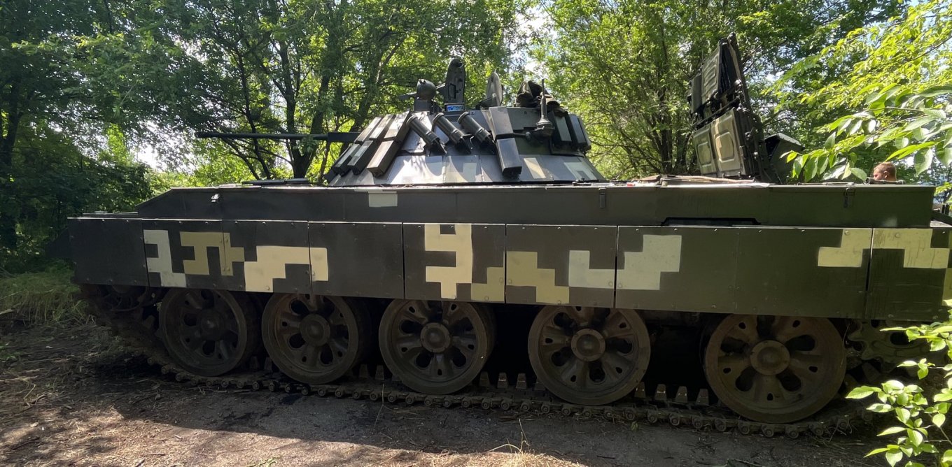 The Ukrainian vision of a war-born tank-IFV, the BMPV: 30mm aotumatic gun from BMP-2 on top of a T-62 chassis