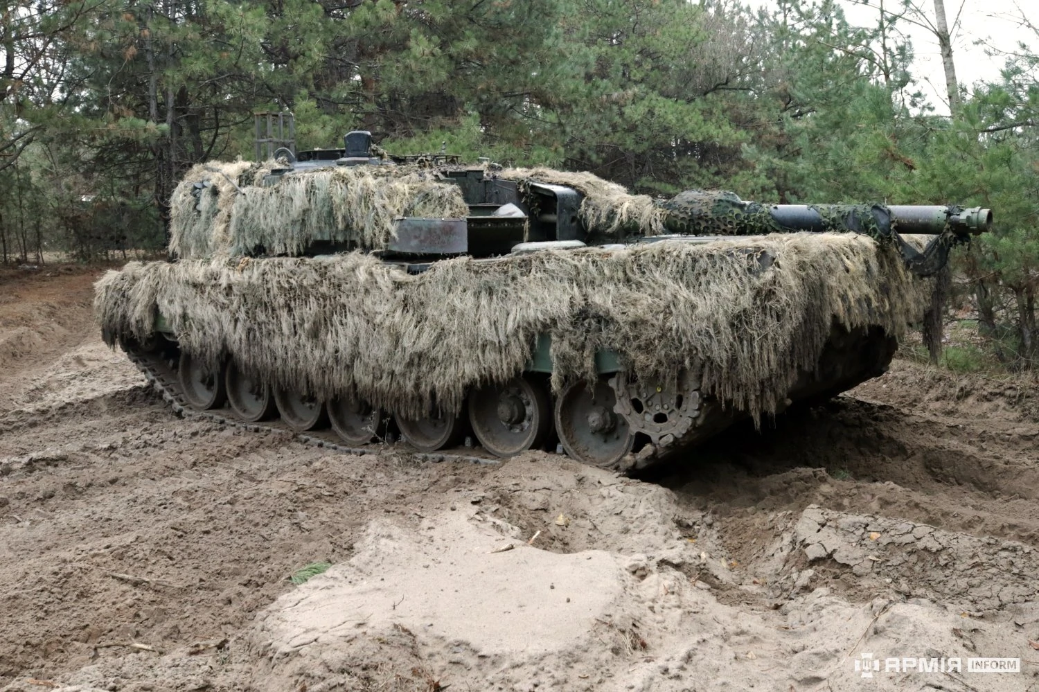 Leopard 2A4 mang tên Lakhmatyi của Lữ đoàn cơ giới số 33