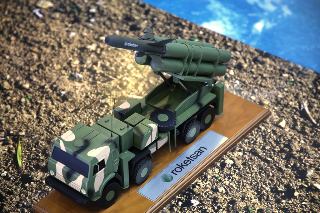 Mock-up of a vehicle with the KARA Atmaca launcher