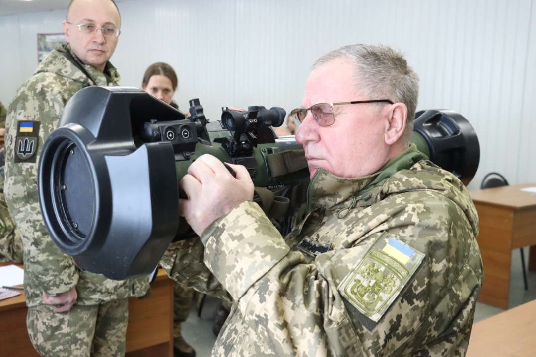 Ukrainian military are teached to use NLAW anti-tank systems by British instructors, Defense Express