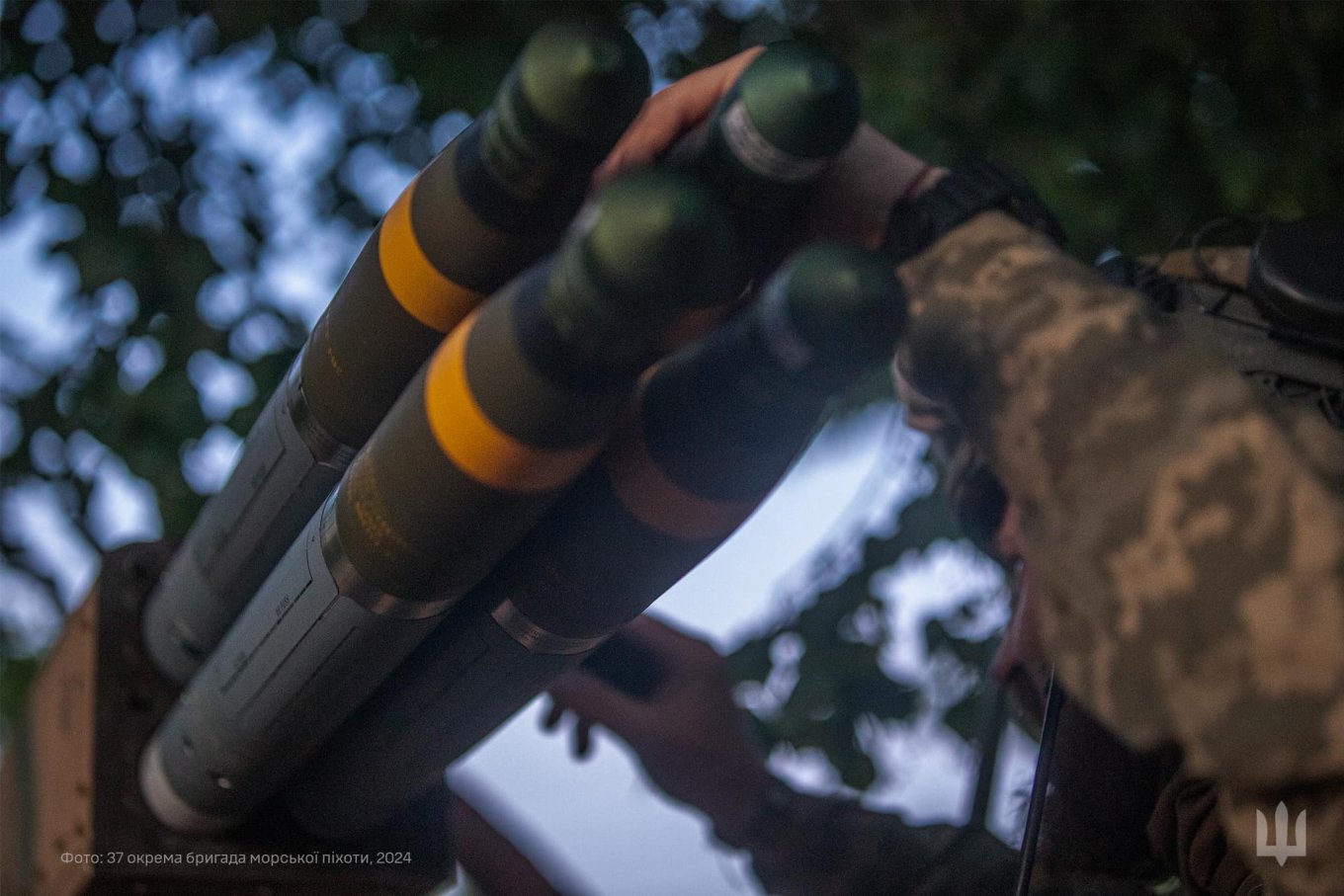 Defense Express / Ukrainian Marines Reveal APKWS Combined With HMMWV to Shell russian Positions (Photo)