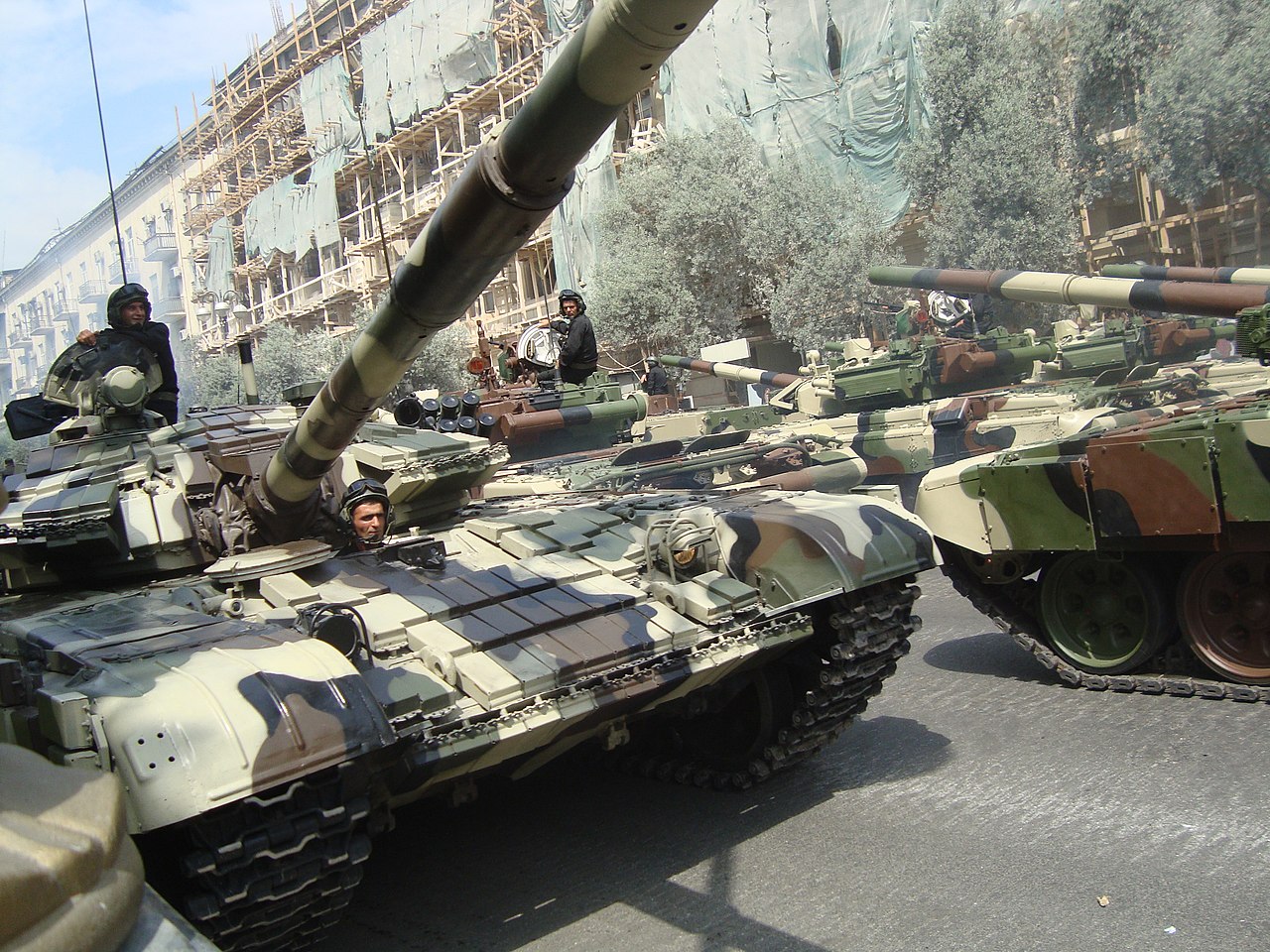 Azerbaijani T-72 tanks at a parade in Baku, 2013 / Defense Express / Azerbaijan Considers Lifting Embargo Military Aid to Ukraine: What Weapons Baku Could Send