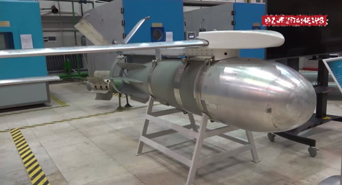 A FAB-1500 equipped with an UMPK glide and guidance kit / Defense Express / How Possible is to Turn 3-ton FAB-3000 Dumb Superbomb into a Smart Glide Munition and Which Aircraft can Lift It