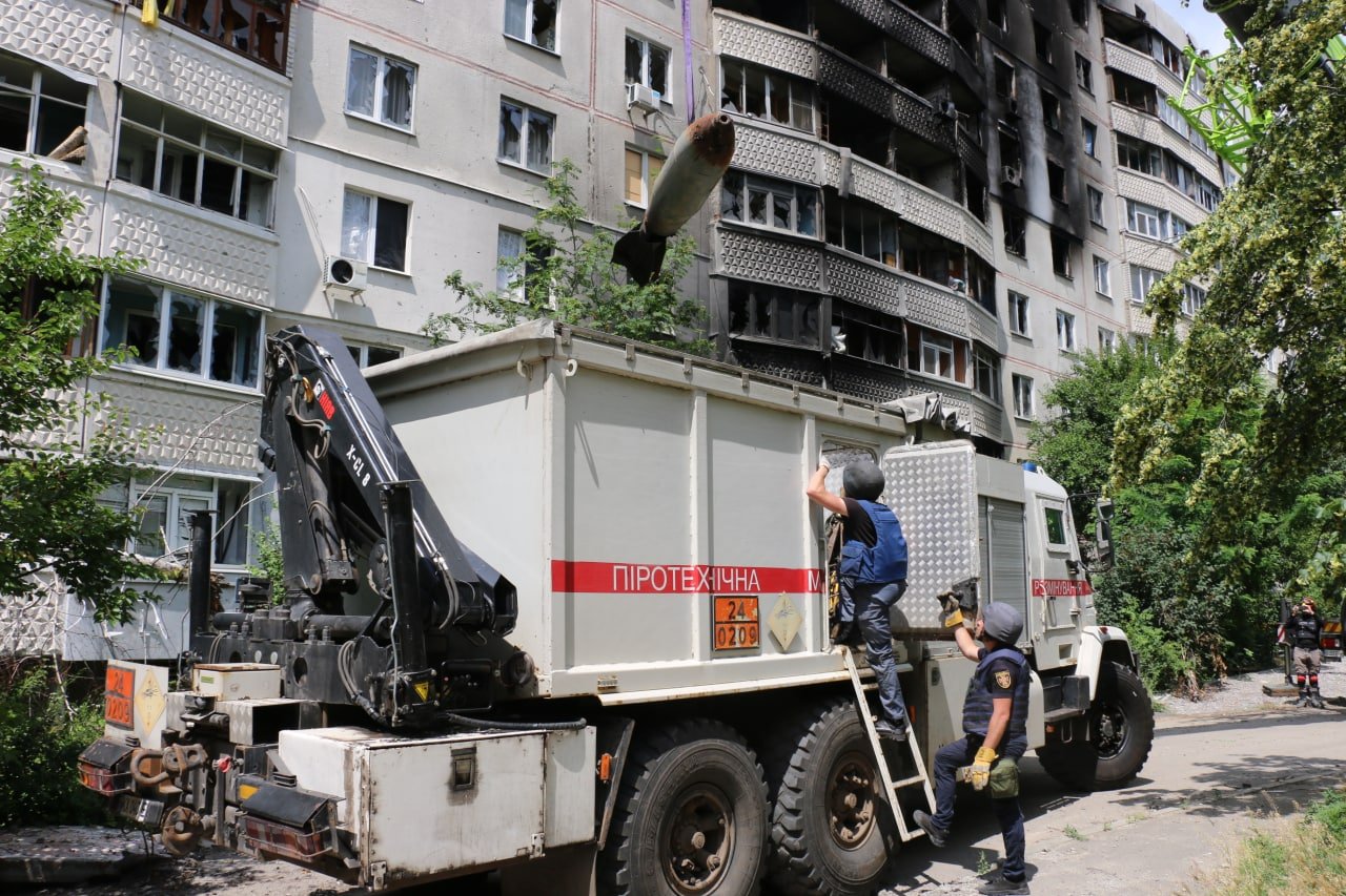 State Emergency Service of Ukraine / FAB-500 air bomb / KrAZ-6322 PM-V special heavy rescue vehicle