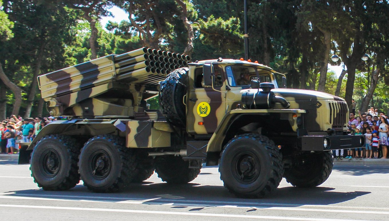 Azerbaijani BM-21 Grad rocket launcher / Defense Express / Azerbaijan Considers Lifting Embargo Military Aid to Ukraine: What Weapons Baku Could Send