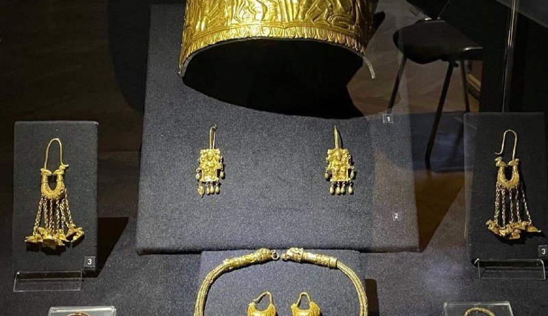 Russian military stole ancient gold artifacts from occupied Melitopol, Defense Express