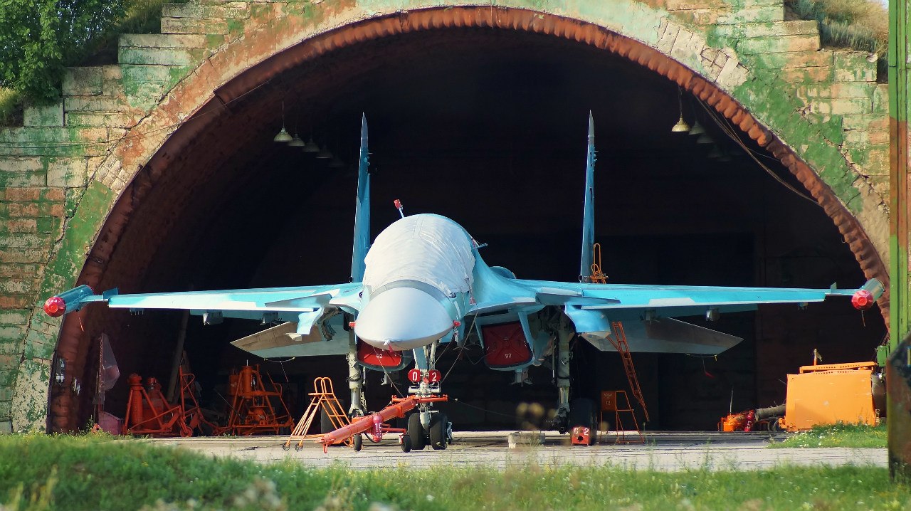 A Su-34 fighter with a wingspan of 14.7 meters next to a standard 2A13 shelter, 13 meters wide / Defense Express / After Missile Strike on Saky, russians Lament Lack of Shelters But It's Too Late