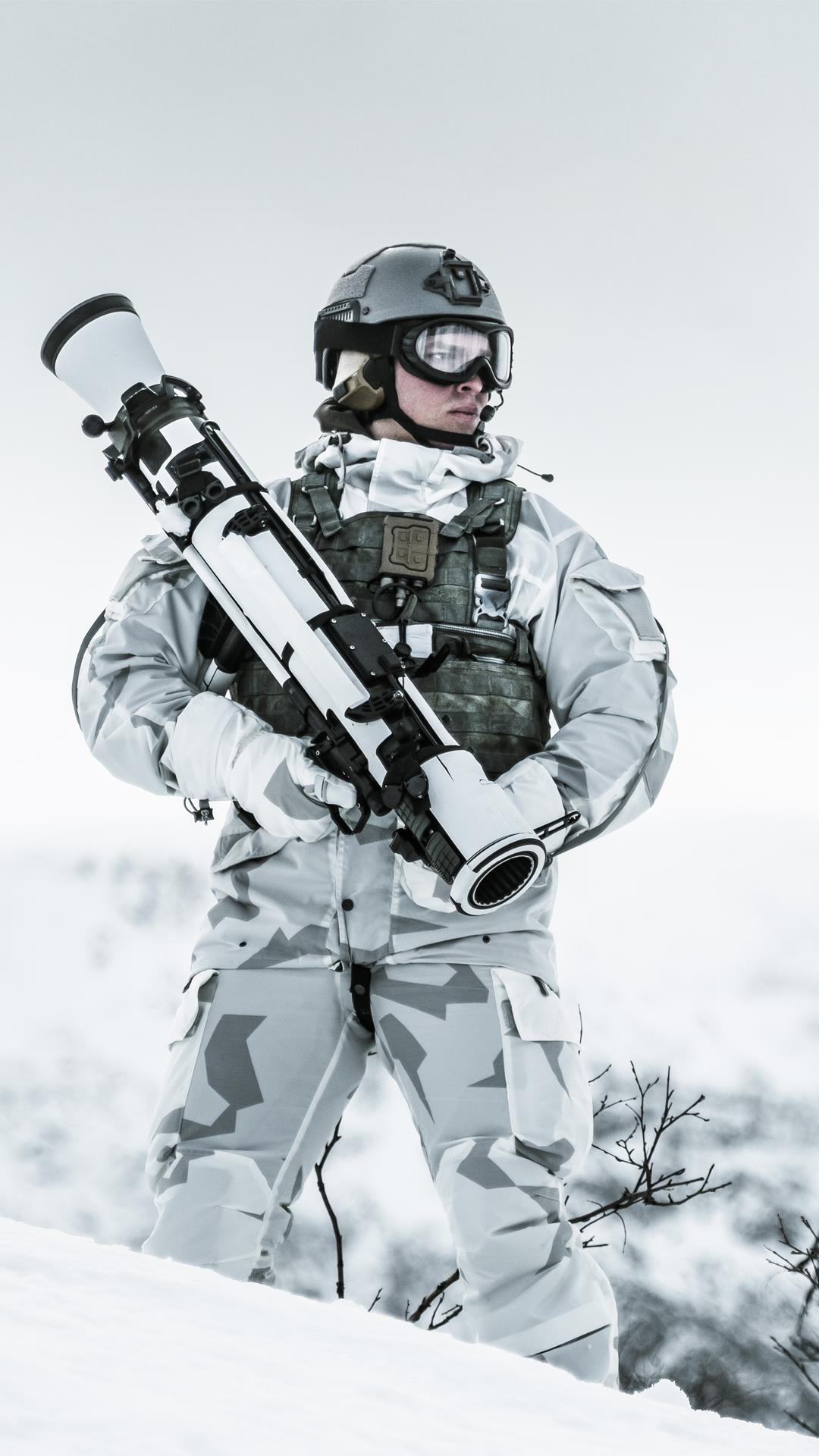 Soldier and Carl-Gustaf M4 dressed up in winter camouflage Saab AB