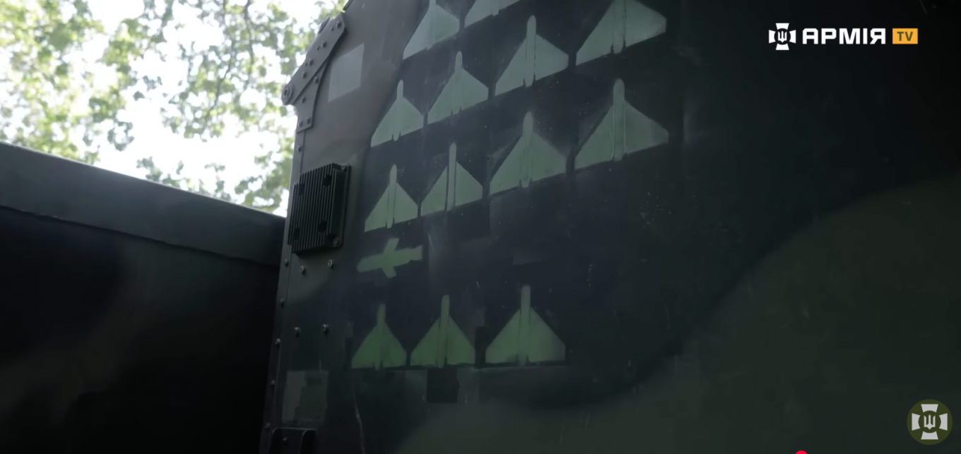 The Shahed-shaped markings on the Avenger's hull count the number of russian Shahed-136/131 drones this crew has successfully intercepted / Defense Express / How Avenger ADS Chooses to Spend Missiles Over Gunfire
