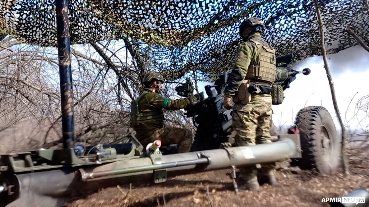 The gun crew of the M119 105-mm light gun is working, How Ukraine’s Troops Beat russian Occupation Army Using Western 105-mm and 155-mm Artillery Systems, Defense Express