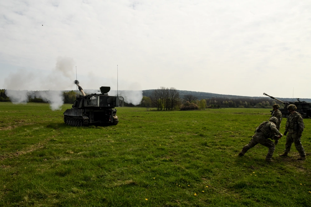 Network data exchange allows the M109A6 Paladin to quickly deploy on the firing spot, shoot out the salvo and flee, since the howitzers knows its precise location, the location of the target and other allied fire units