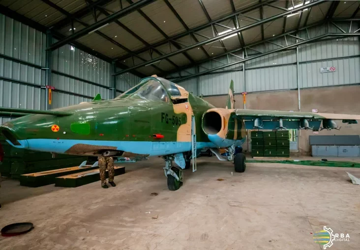 The Su-25 and the belarusian Berkut-VMs, captured by M23 militants in the DRC, February 2025 / Defense Express / Jet Drones Made in belarus Found in Possession of DR Congo