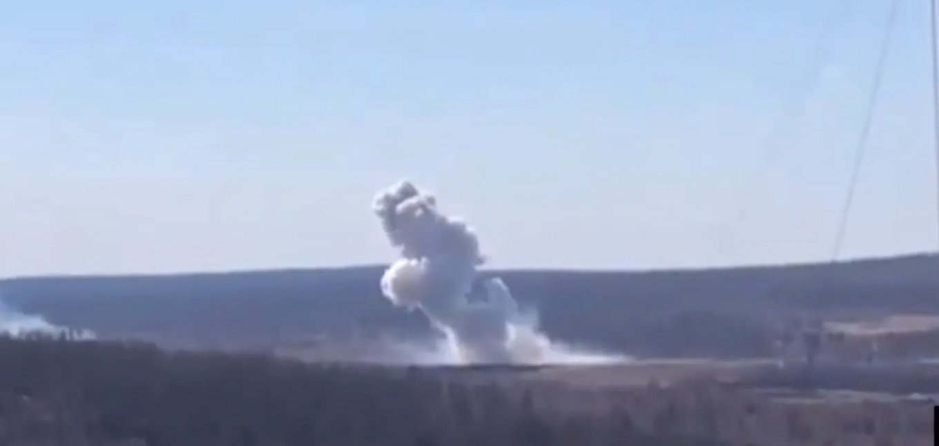 The effect of detonating an IAB-500 / Defense Express / What's the IAB-500 Nuclear Explosion Imitator that russia Uses for its Tactical Drills and How it Works