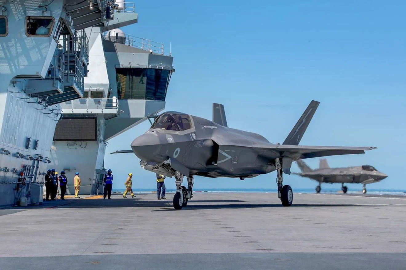 F-35B fighter jet on the deck of HMS Queen Elizabeth
