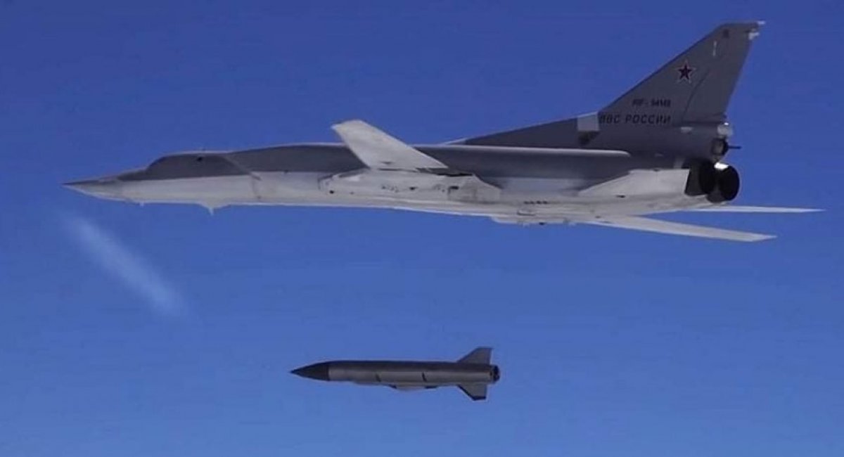 The X-22 cruise missile launch from russia's Tu-22M3 bomber, Defense Express