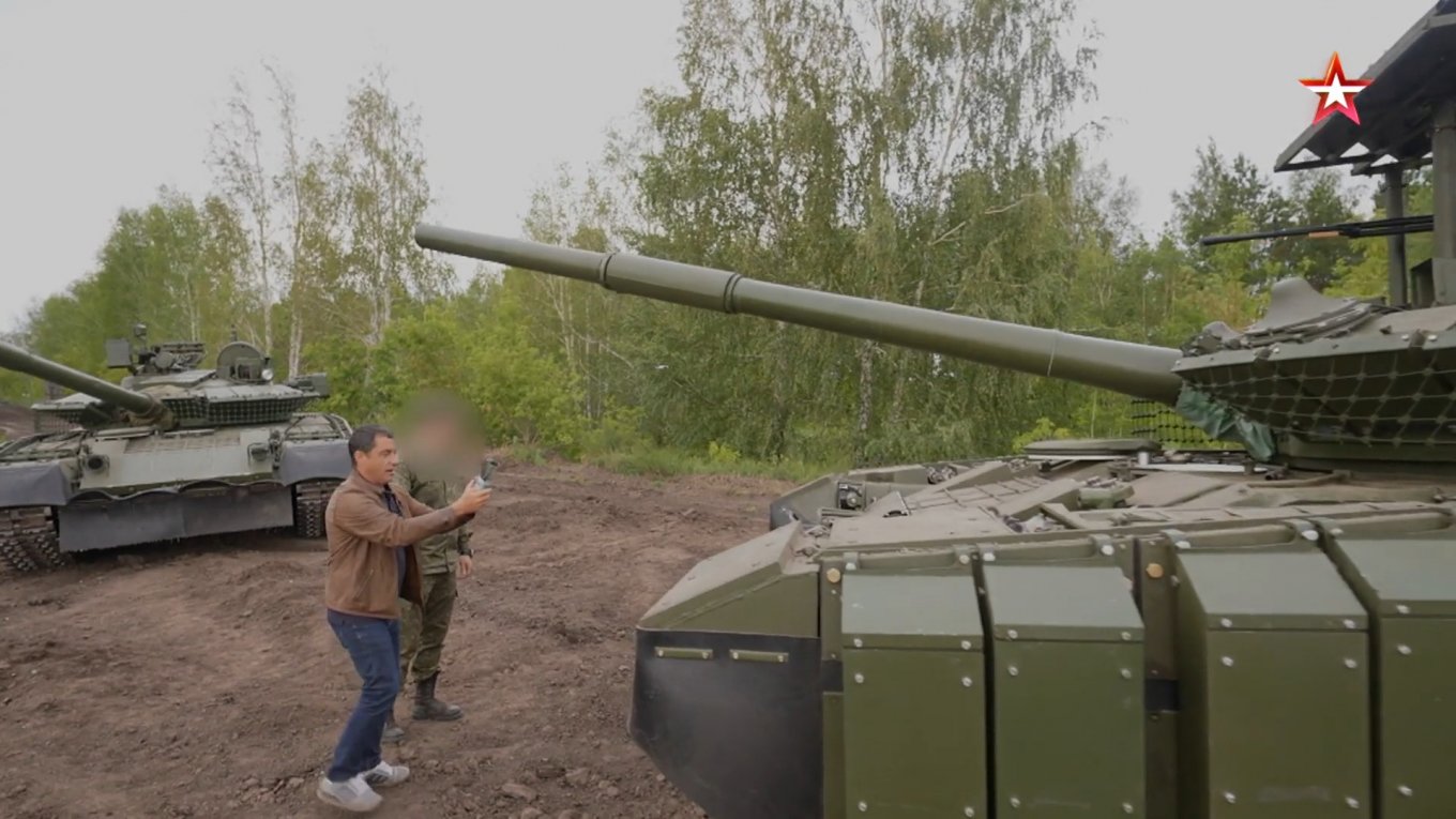 russian invasion forces operating in Ukraine showcase their T-80BVM tanks to media reporters, September 2023 / Defense Express / Typical Problems With Putting Mothballed Tanks Back to Service, Exemplified by russian T-80