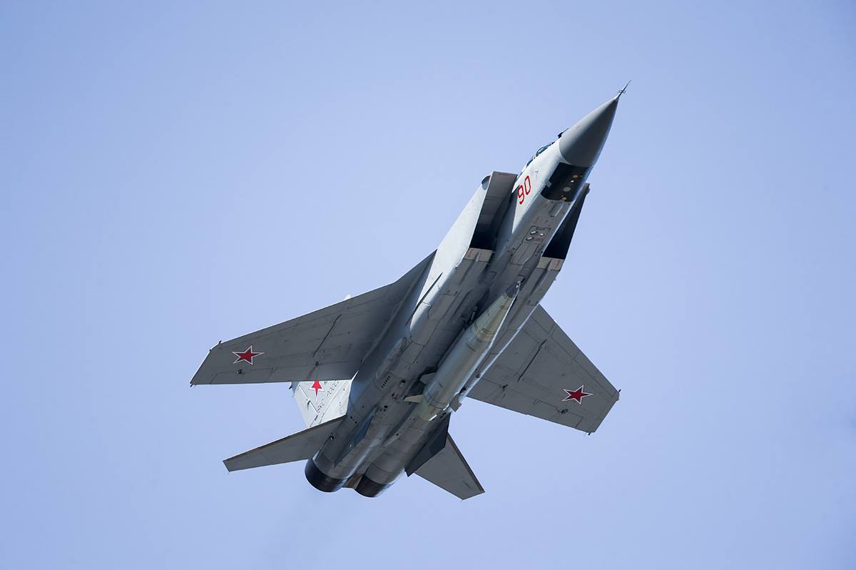russian MiG-31K with a Kinzhal missile