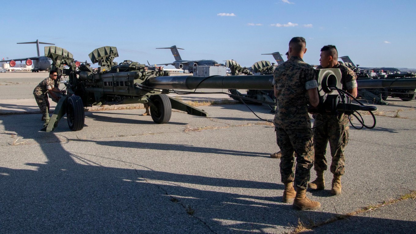 US Marine Corps marines loading an M777 towed howitzer for further transportation to Ukraine. And there will be more if the $40 billion package comes into force