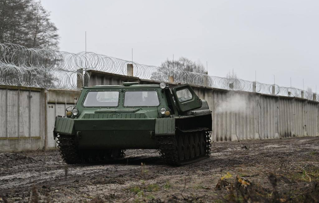 Construction of fences on the border with Belarus. Photo credits: Office of the President