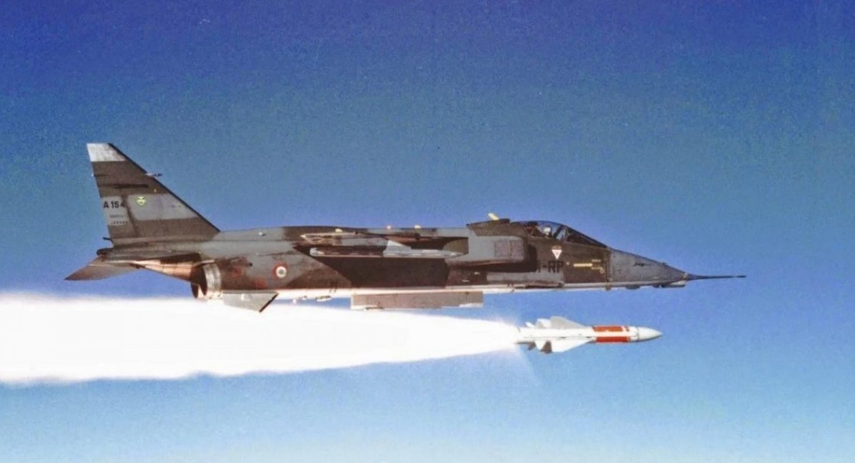 AS-37 Martel anti-radiation missile launch from Jaguar fighter-bomber / Open source photo