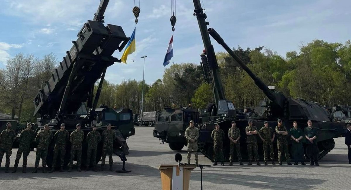 The Netherlands showcases the launchers for Patriot air defense systems and PzH 2000 howitzers slated for Ukraine as military aid and later delivered. Photo published in May 2023 / Defense Express / The Netherlands Has €750 Million to Aid Ukraine But No Weapons To Buy