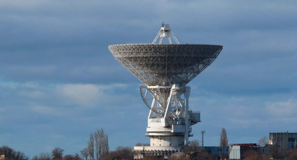 The RT-70 radio telescope Defense Express Defense Express' Weekly Review: Bayraktar TB2 Drone Strikes, RAM-2X Drone Sneak Behind Lines, and Ukraine Targets Crimea's RT-70 Radio Telescope