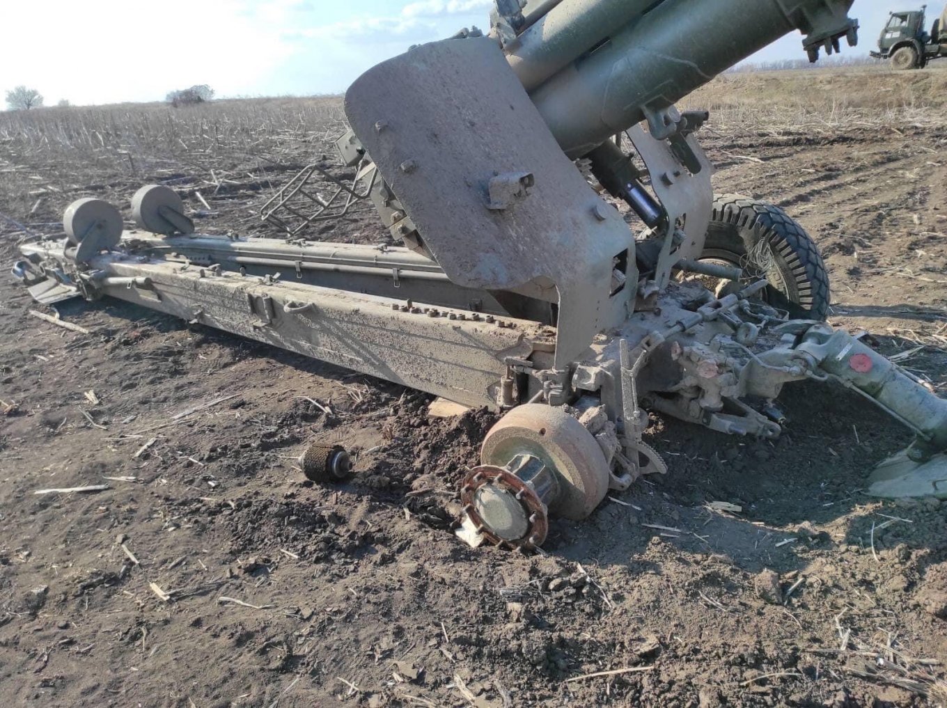 A russian 2A65 Msta-B 152 mm howitzer that was damaged by the Ukrainian artillery fire in Mykolaiv Oblast in March 2022, Defense Express