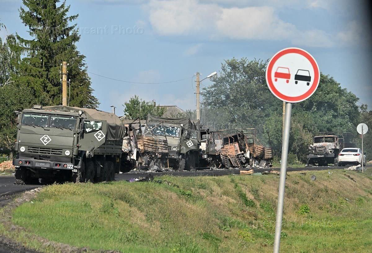 The destroyed column of russian military equipment near Oktyabrskoye in the Kursk Region / Photo source: russian media / Defense Express / Ukraine's Breakthrough in Kursk Showed NATO How to Fight Against russia