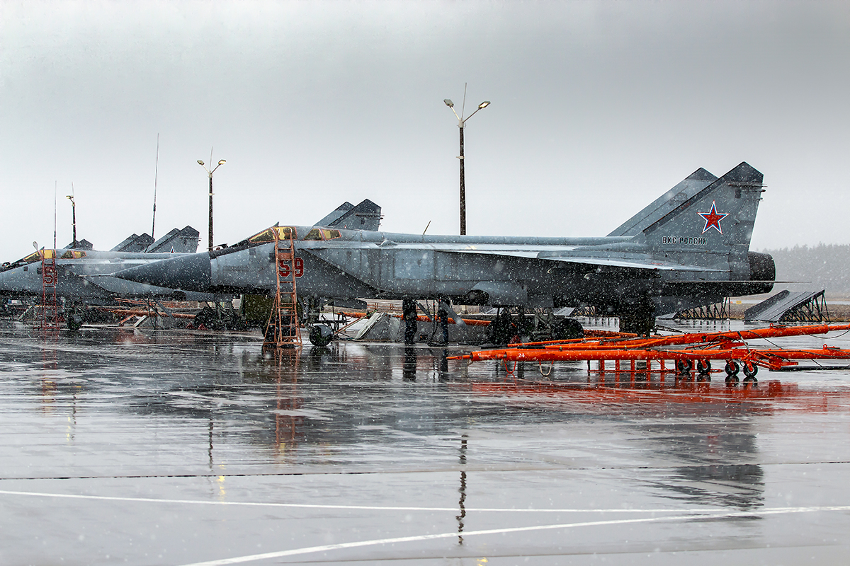 russia Secretly Redeploys MiG-31 Aircraft, which can be Carriers of Kinzhal Type Missile, to Belbek Airfield Near Sevastopol, russia's MiG-31BM aircraft, Defense Express